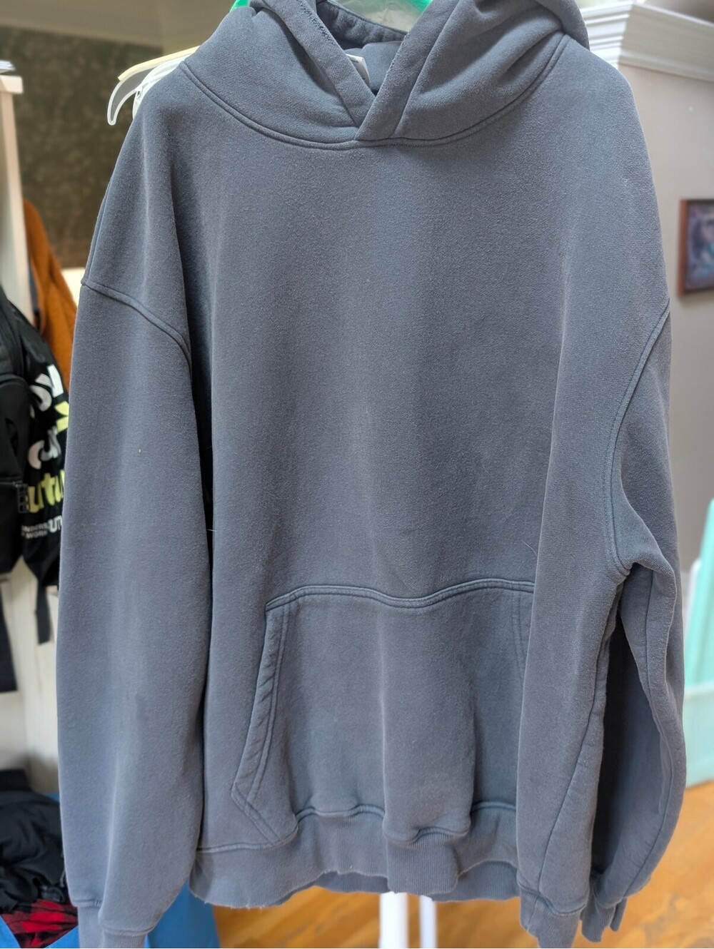 Medium Gray Cotton-Polyester Blend Hoodie with Front Pocket and Hood